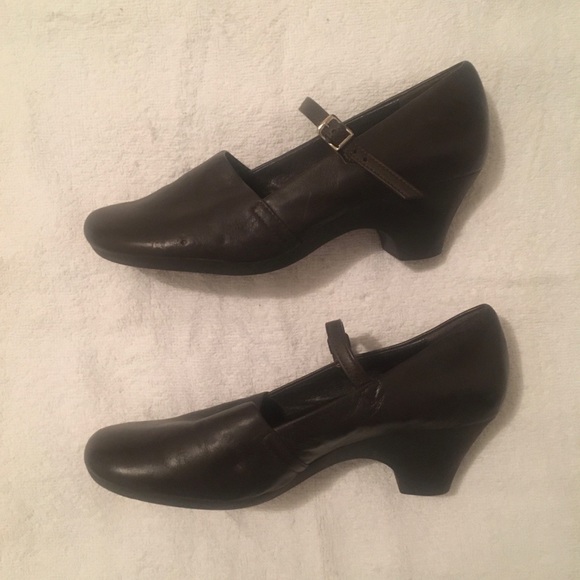 Aerosoles Dark Brown Shoes - Picture 2 of 6